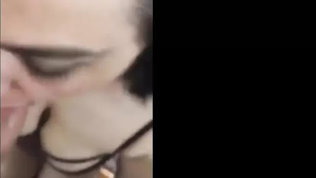 Tatlı Azerbaycanlı kız, iç çamaşırlarıyla duyusal bir oral yapıyor.