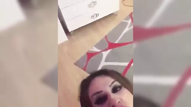 Azer, aletini güzel sevgilisinin ağzına sokuyor.
