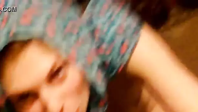 Azur'un boğazı hotwife tarafından sikerken