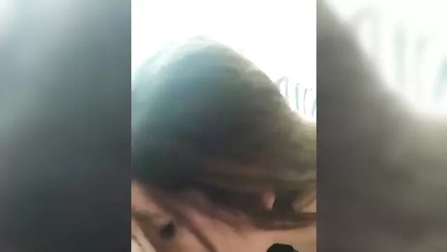 Adam, travestiyi ıslak amından sikişiyor
