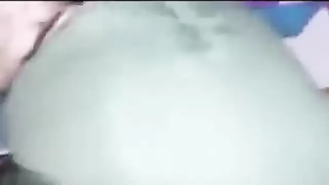 Azerbaycanlı adam yatakta gerçek bir güzelliği kameraya alıyor.