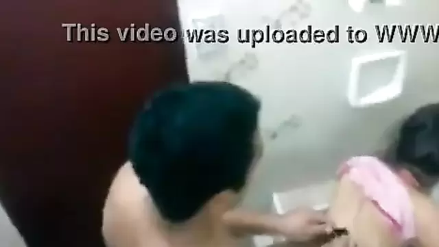 Bir öğrenci, üvey annesi tarafından tuvalette sikişiyor.