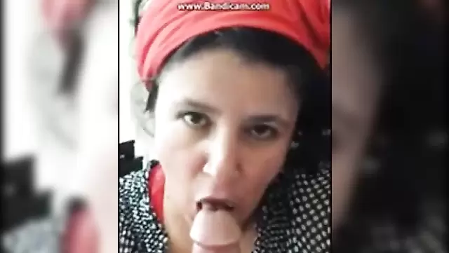 Giyinik Azerka, sevgilisinin aletini ağzına alıp yalıyor.