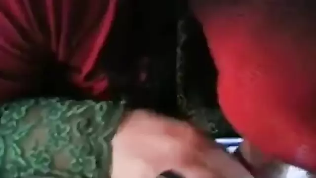 Bir kadın, komşusu Azero'nun aletini emiyor.