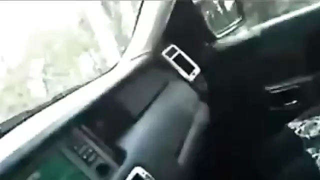 Azer, arabada arkadaşıyla sevişmek istiyor.