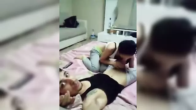 Güzel Azeri kız, telefonda arkadaşına ağızla zevk veriyor.
