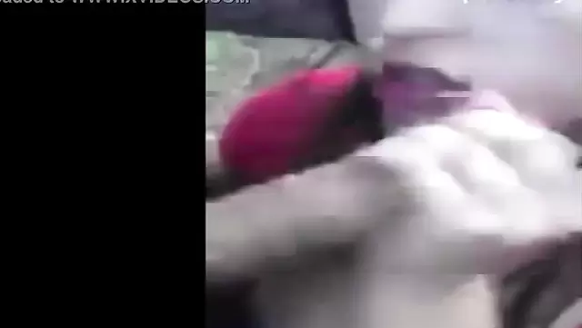 Genç kız, Azeri bir oğlana açık havada ağızdan zevk veriyor.